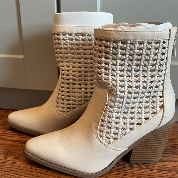 Shoes - White quilted patterned booties